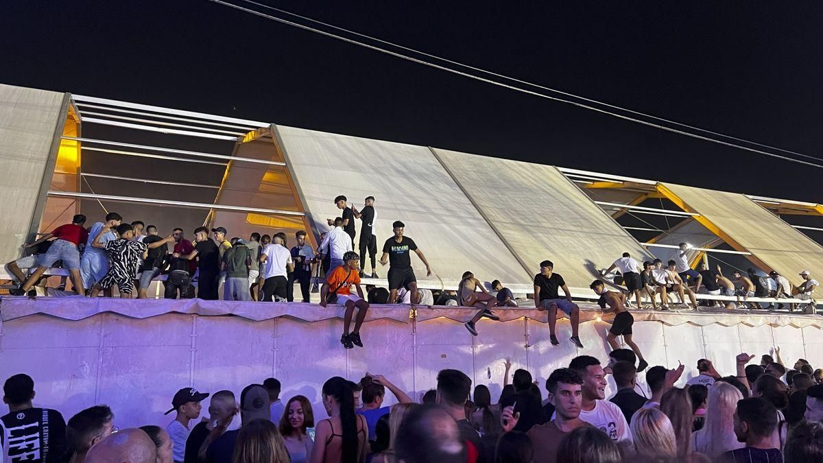 Decenas de personas escalaron la carpa para ver el concierto de Morad en la Feria de Torre del Mar.