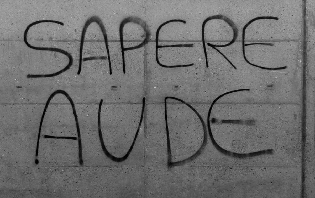 Pintada de 'Sapere aude', una locución latina que significa "atrévete a saber" o "ten el valor de usar tu propia razón"