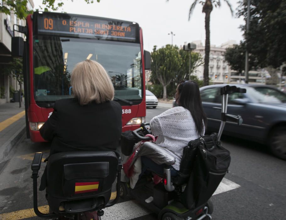 Las mujeres, que tienen problemas de movilidad, se han puesto frente al autobús durante casi una hora en la parada de Óscar Esplá