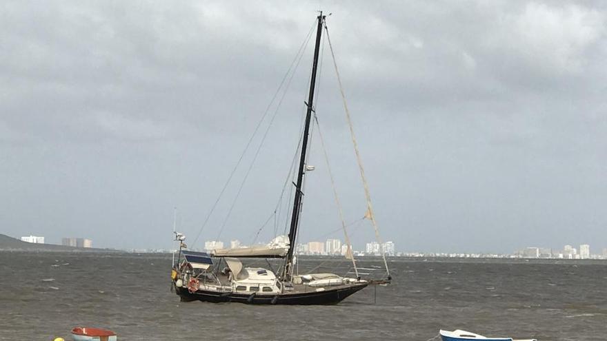 Barco encallado en Los Urrutias.