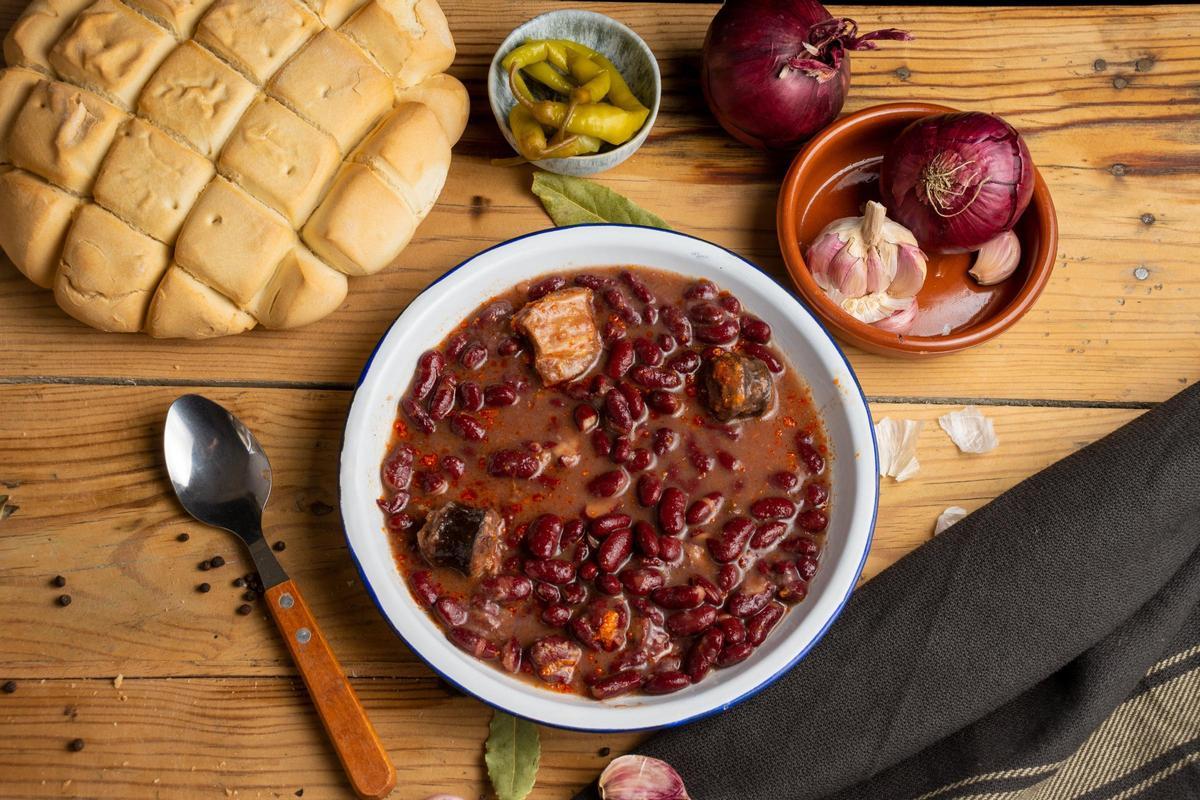 Un plato de alubias rojas con chorizo.