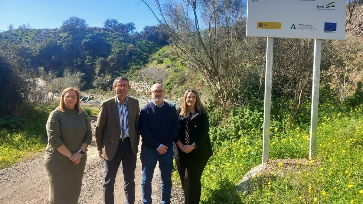 El delegado territorial de Agricultura, Pesca, Agua y Desarrollo Rural, Fernando Fernández Tapia-Ruano, visita en el municipio malagueño de Casabermeja obras en en caminos rurales