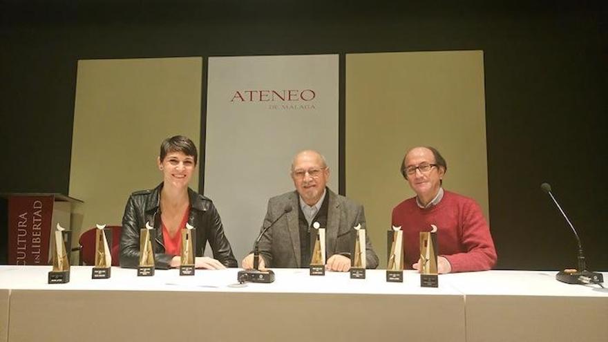 Marina Devesa, Diego Rodríguez y Leslie Sánchez, con los premios, y Paco Inestrosa.