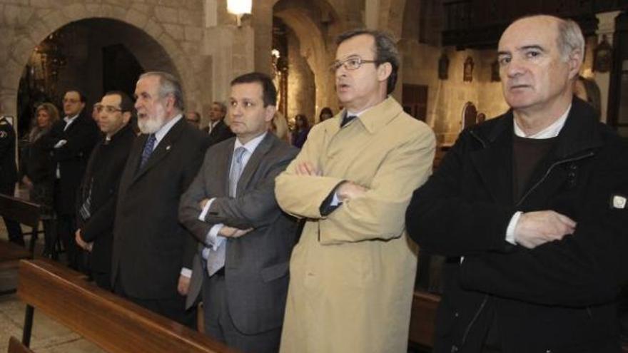 El decano del Colegio de Procuradores, Juan Manuel Gago (primero por la izquierda) durante la celebración del patrón.