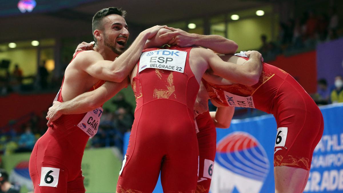 Los atletas, con Cañal a la izquierda, celebran la plata.