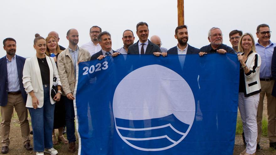 El consejero en funciones Marcos Ortuño; el presidente de Adeac, José Palacios; y el director general del Itrem, Juan Francisco Martínez, junto a concejales de ayuntamientos cuyas playas y puertos lucirán el galardón este verano