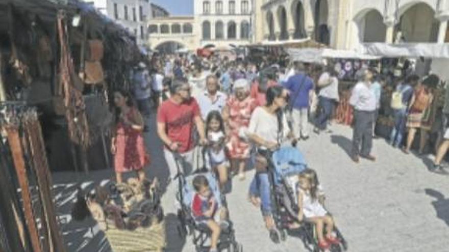 El buen tiempo favorece que miles de personas participen en Al-Mossassa de Badajoz