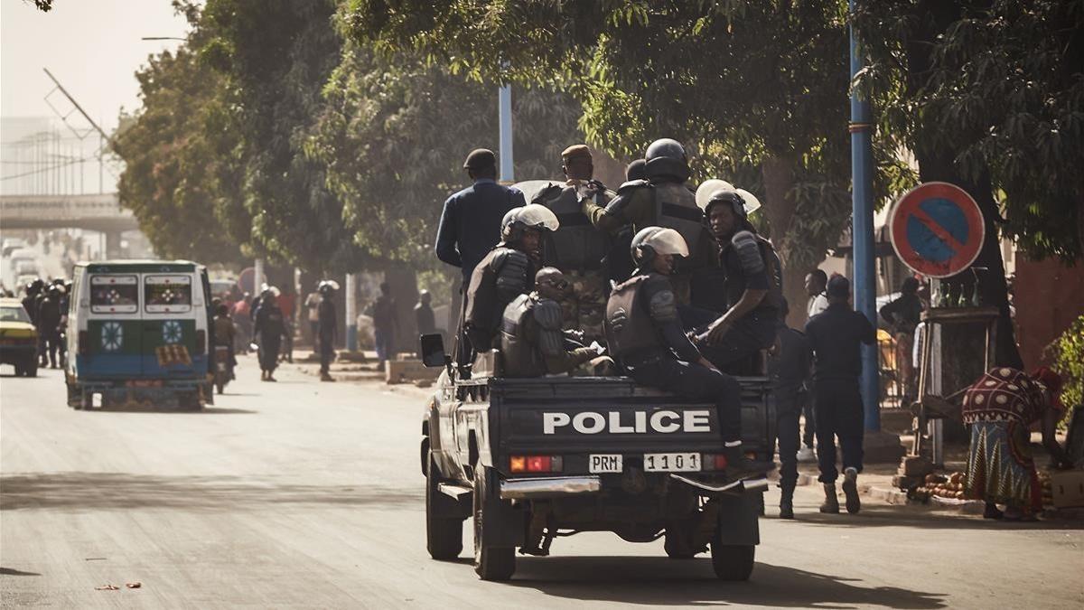 Tropas malienses se despliegan para bloquear a un grupo de manifestantes (fuera de foto) en dirección a la embajada francesa en Bamako (Mali) para protestar contra la continuada presencia de tropas de Francia en Mali, el 10 de enero.