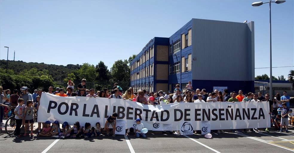 Concentración en el colegio Sagrada Familia contra el cierre de aulas