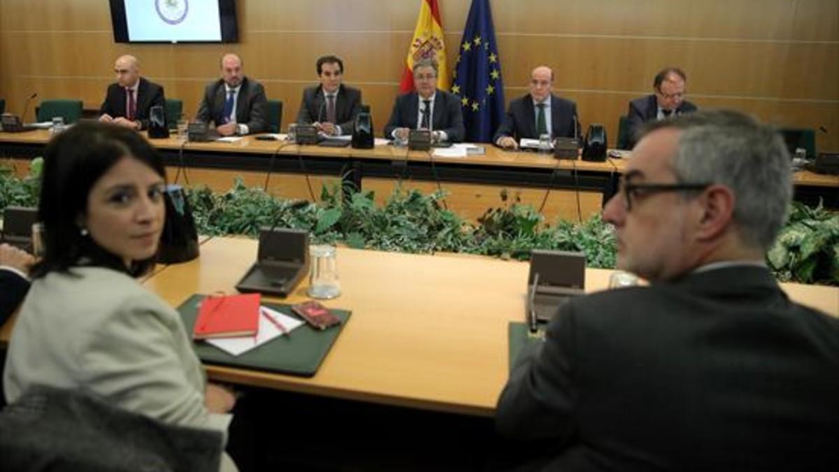 Adriana Lastra (PSOE) y Miguel Gutiérrez (Ciudadanos), ayer en la reunión con el ministro Zoido (centro).