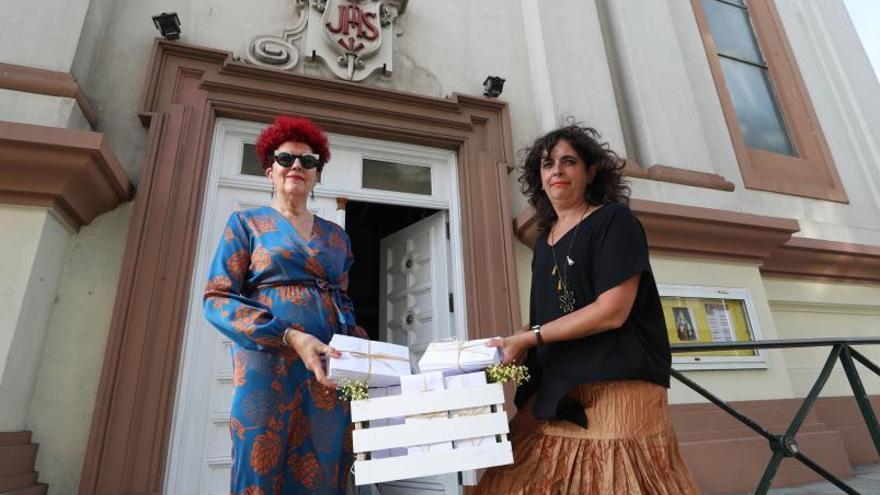 Mara (i) y Lucía (d) ayer en la iglesia de los Jesuitas con las 1.200 firmas recogidas.