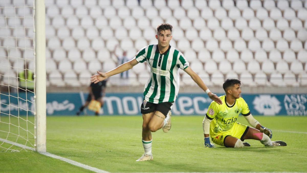 Luismi celebra su gol, este sábado, en El Arcángel ante el Antequera.