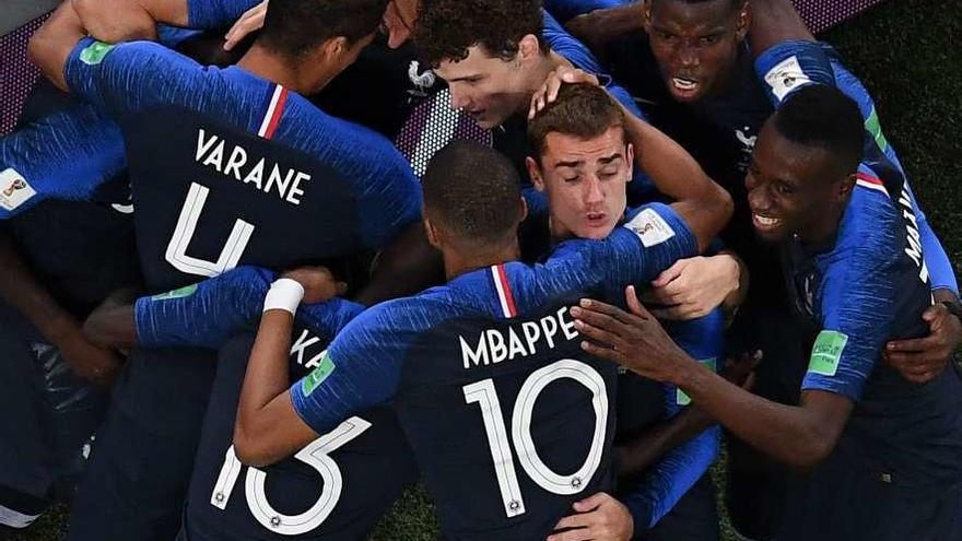 Los jugadores franceses se abrazan tras el tanto de Umtiti.