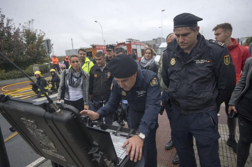 Bomberos y personal de los equipos de emergencias ensayan cómo intervenir en caso de accidente con mercancías peligrosas