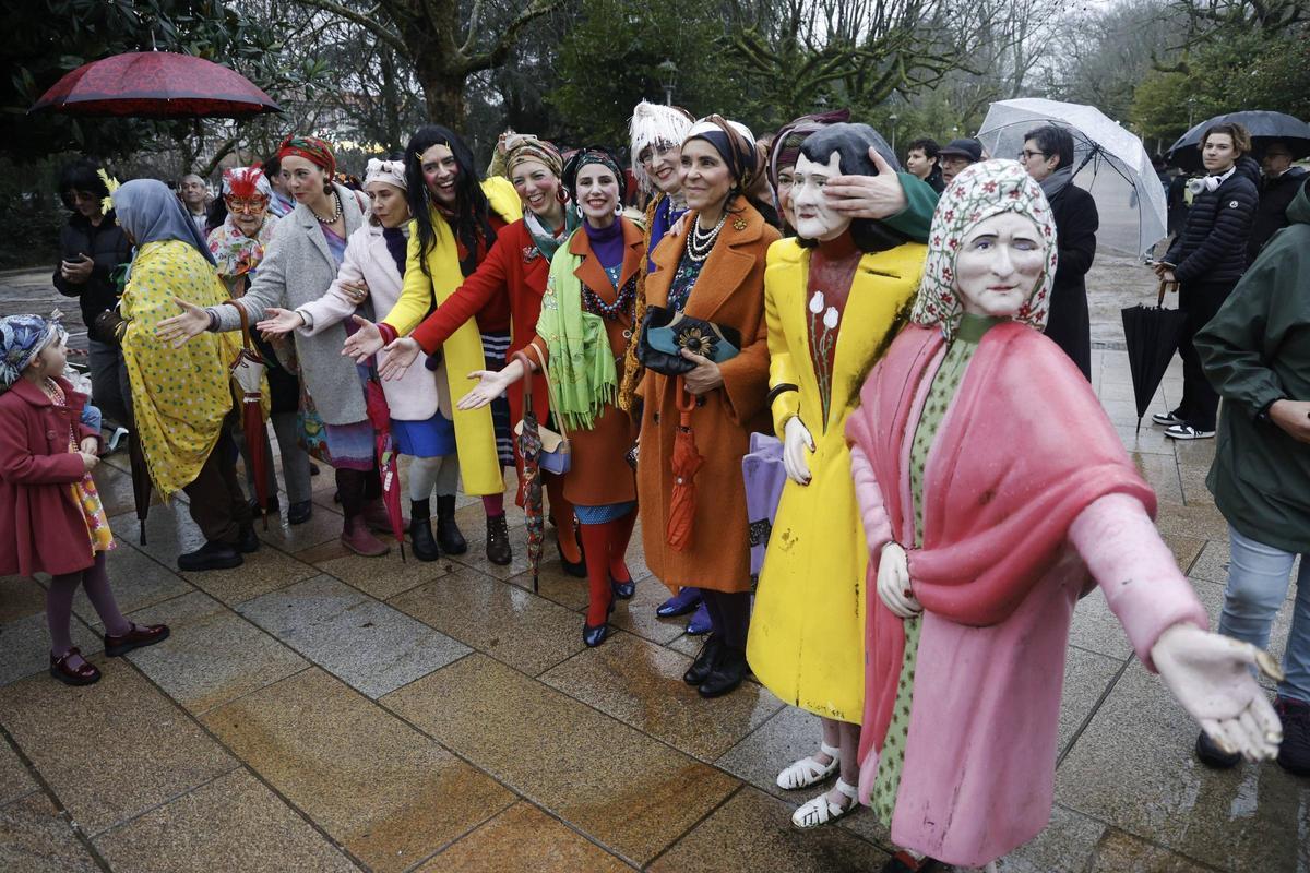 A comparsa de Maruxas e Coralias enche Compostela de cor
