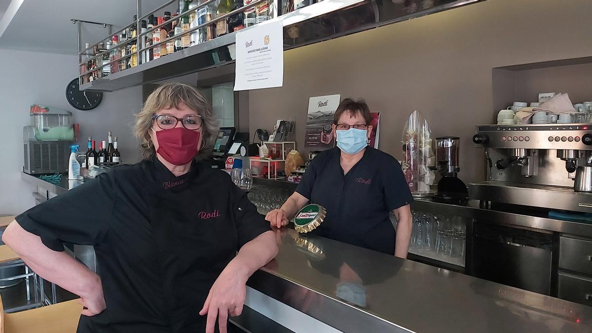 Las hermanas Blanca y Mari Rodríguez en el restaurante Rodi.