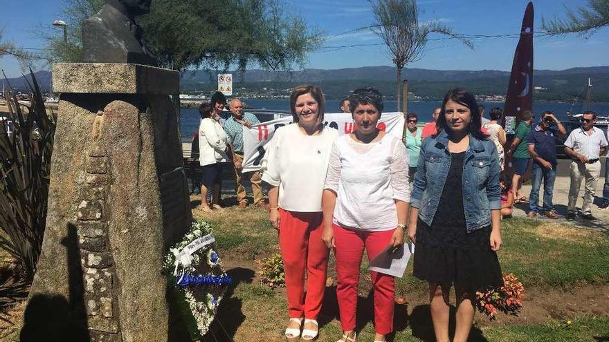 Pilar Cancela junto a la secretaria del PSdeG de Rianxo, Carmen Figueira, y Adriana Lastra.