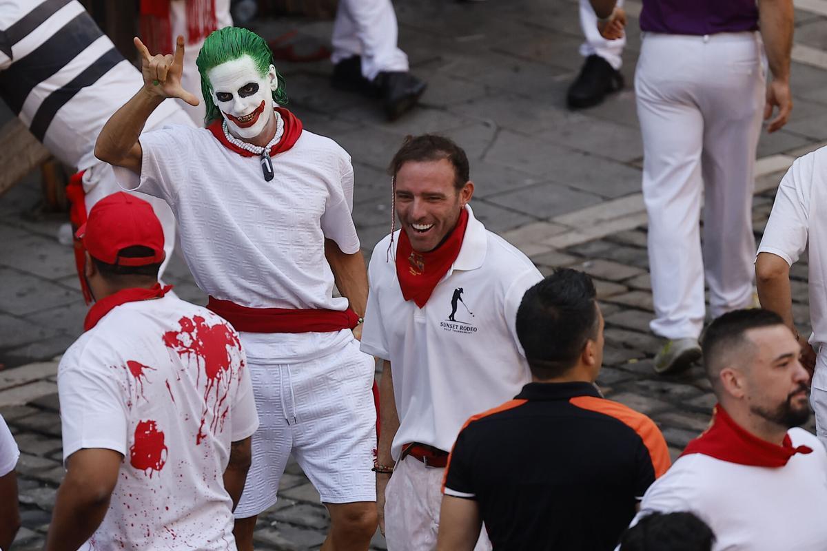 Los toros de Fuente Ymbro protagonizan un rápido y masificado primer encierro.