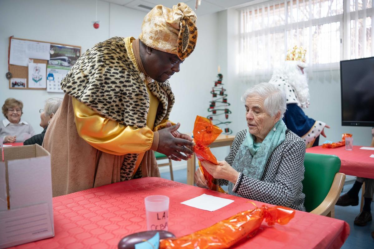 Los Reyes Magos visitan a los mayores de la capital extremeña.