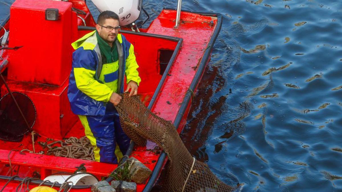 La pesca de lamprea con nasa butrón largada desde embarcación, en aguas de Pontecesures. |   //  NOÉ PARGA