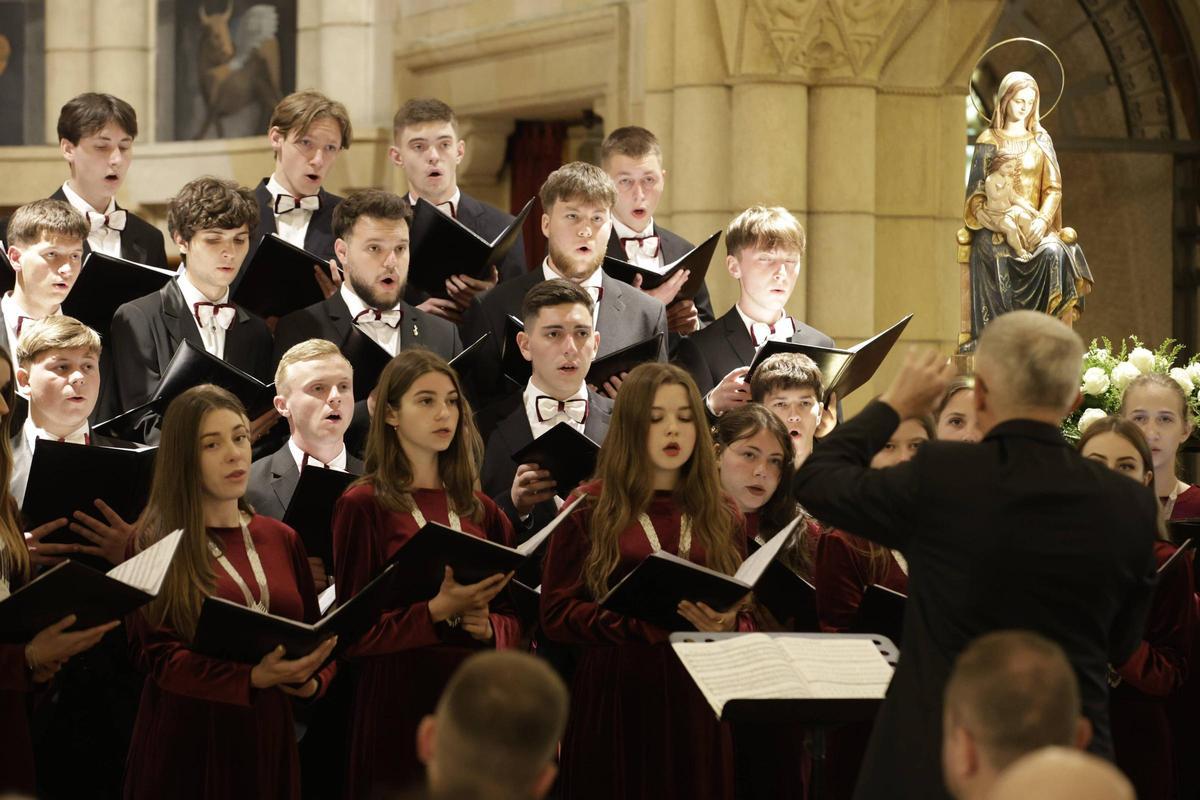 El concierto del coro ucraniano "Canticum" en Gijón, en imágenes