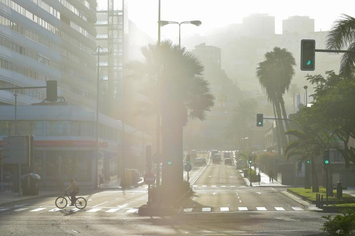 13-01-2018 LAS PALMAS DE GRAN CANARIA. Calima sobre la ciudad. Fotógrafo: ANDRES CRUZ  | 13/01/2019 | Fotógrafo: Andrés Cruz