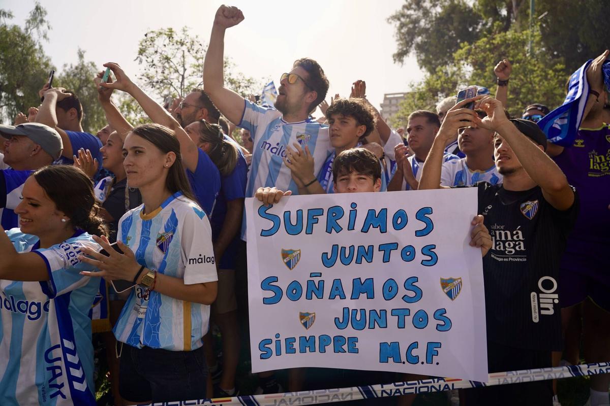 FOTOS | La afición despide al Málaga CF en su viaje a Almería