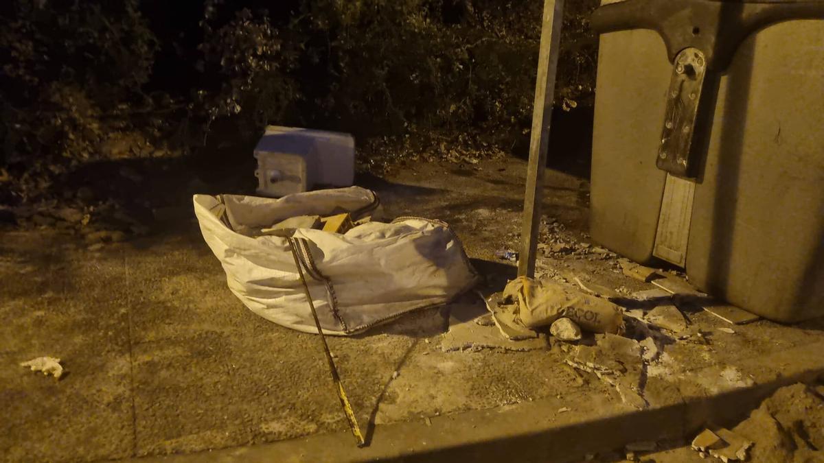 Abocaments il·legals al costat d'uns contenidors a Mas Ramada.