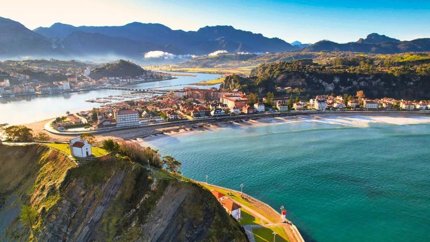 Arquitectura modernista, ambiente de ciudad balneario y comida increíble: el pueblo costero de Asturias que es un viaje 100 años atrás
