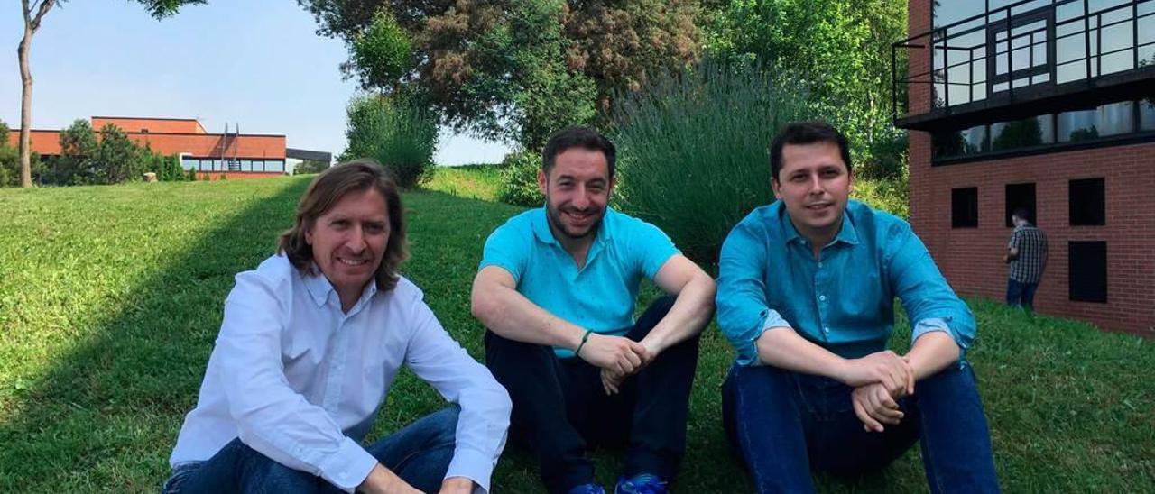 Juancho Aspra, José David Fernández y Óscar Fernández en Gijón, donde tienen la sede de la empresa.