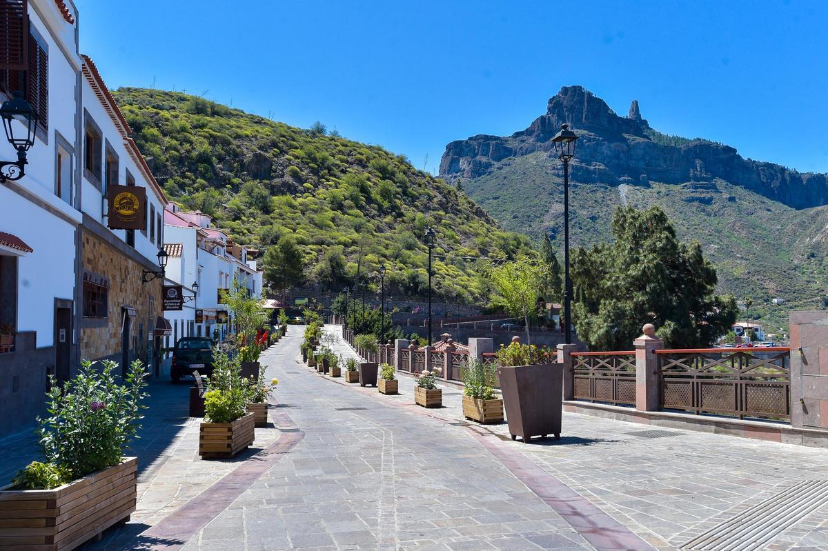 Calle principal del pueblo de Tejeda