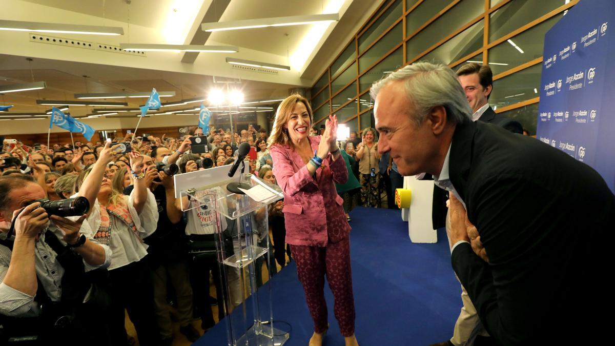 Azcón se echa la mano al pecho ante los aplausos de los militantes y ante la mirada de Chueca