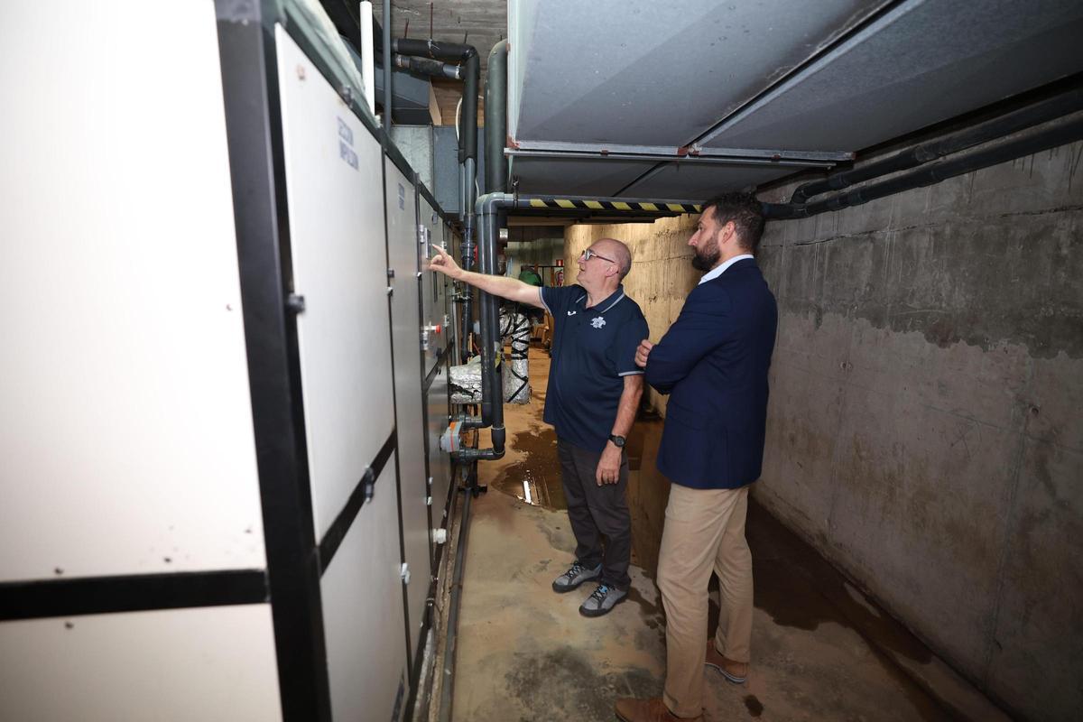 Responsables municipales revisan las instalaciones técnicas de la piscina cubierta antes de la renovación del sistema.