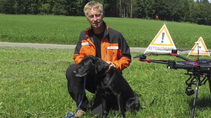 Uno de los miembros de la Asociación, con un perro.