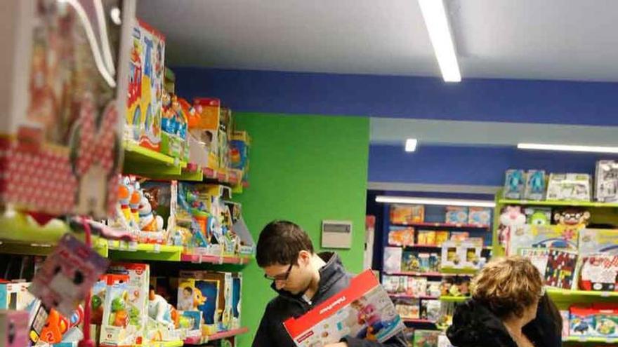 Varias personas realizan compras navideñas.