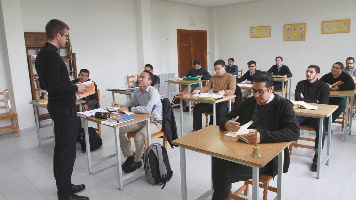 Los seminaristas, durante una clase a cargo de José Manuel Salgado, un sacerdote y formador de solo 29 años. // IÑAKI OSORIO
