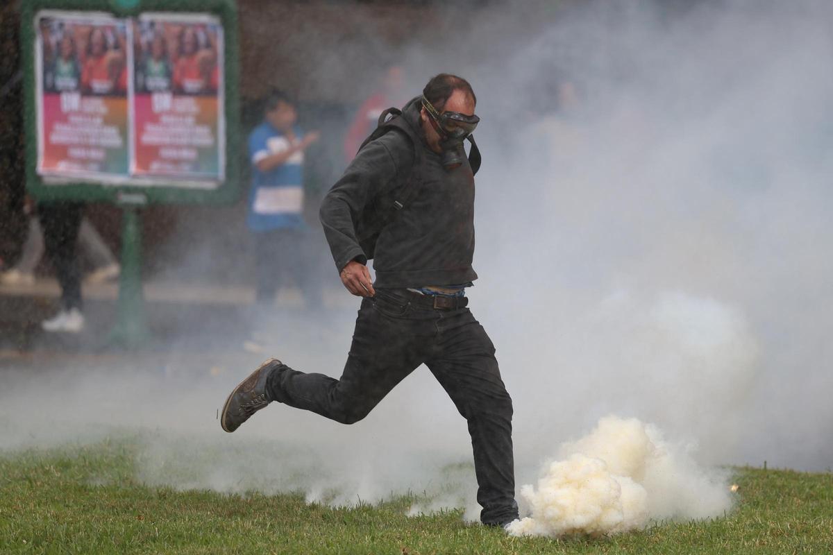 Violenta represión de Milei en una protesta de jubilados en Argentina