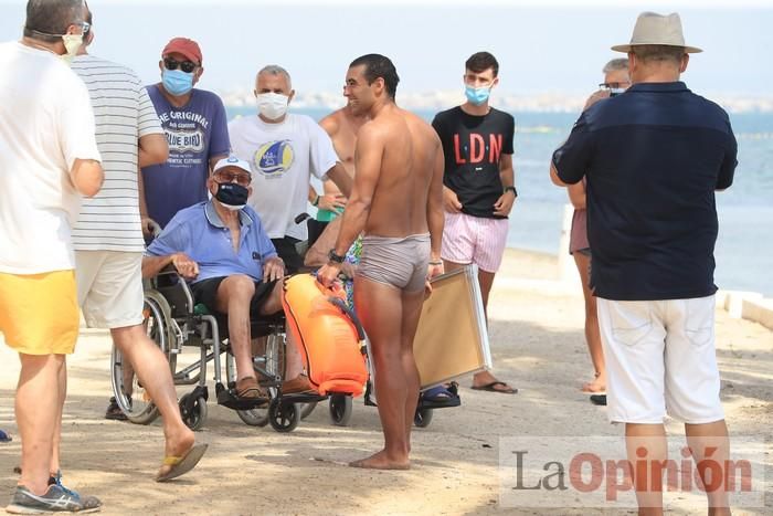 Un hombre cruza a nado el Mar Menor