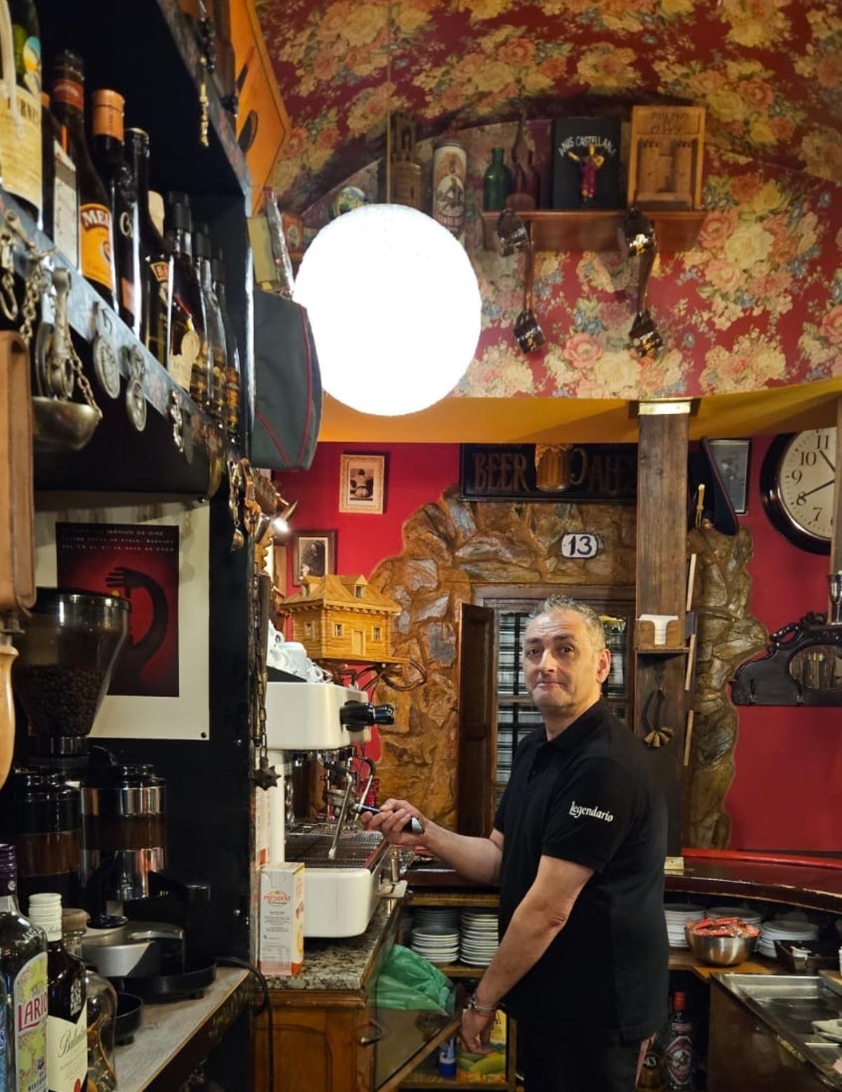 Domingo, tras la barra de Café Latino.