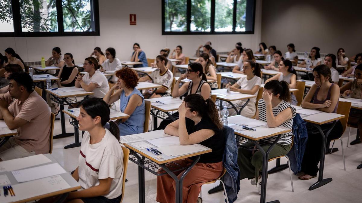 Aspirantes a la oposición a maestro en Aragón, este sábado.