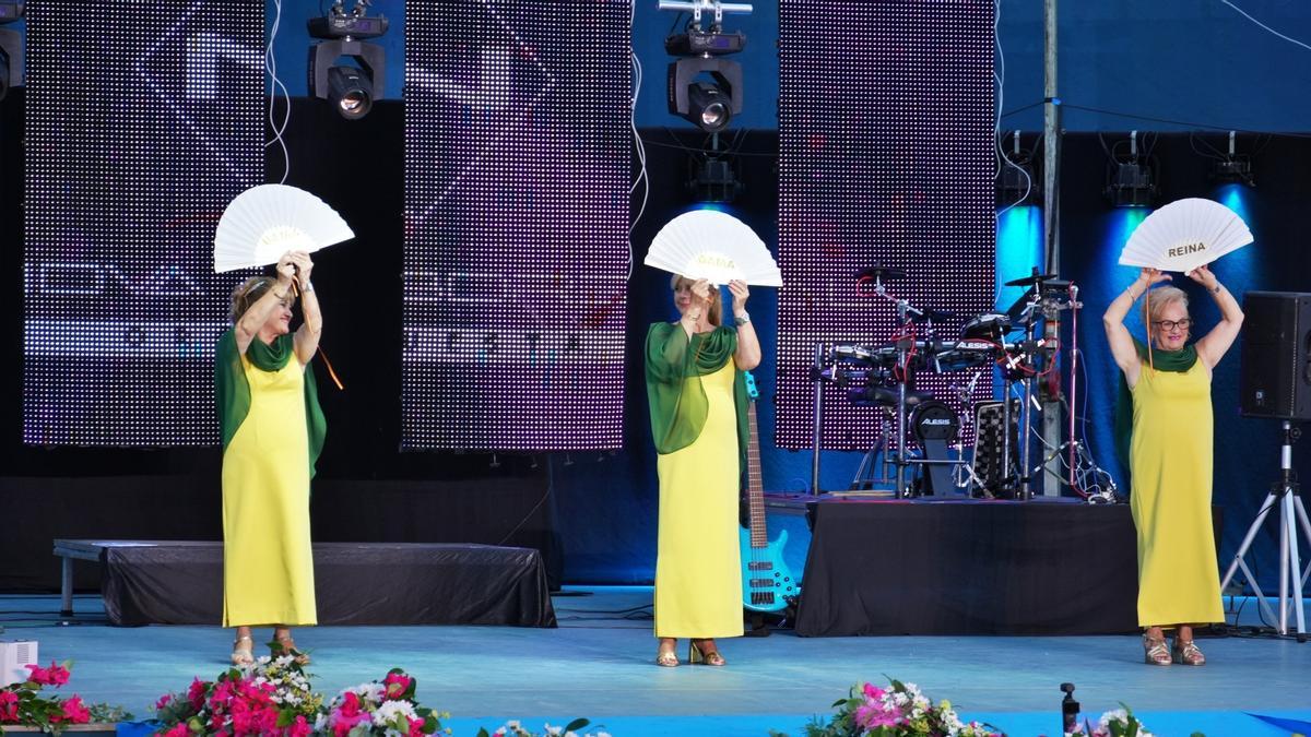 Las tres candidatas con el abanico que indica el puesto que ocuparán este año festero.