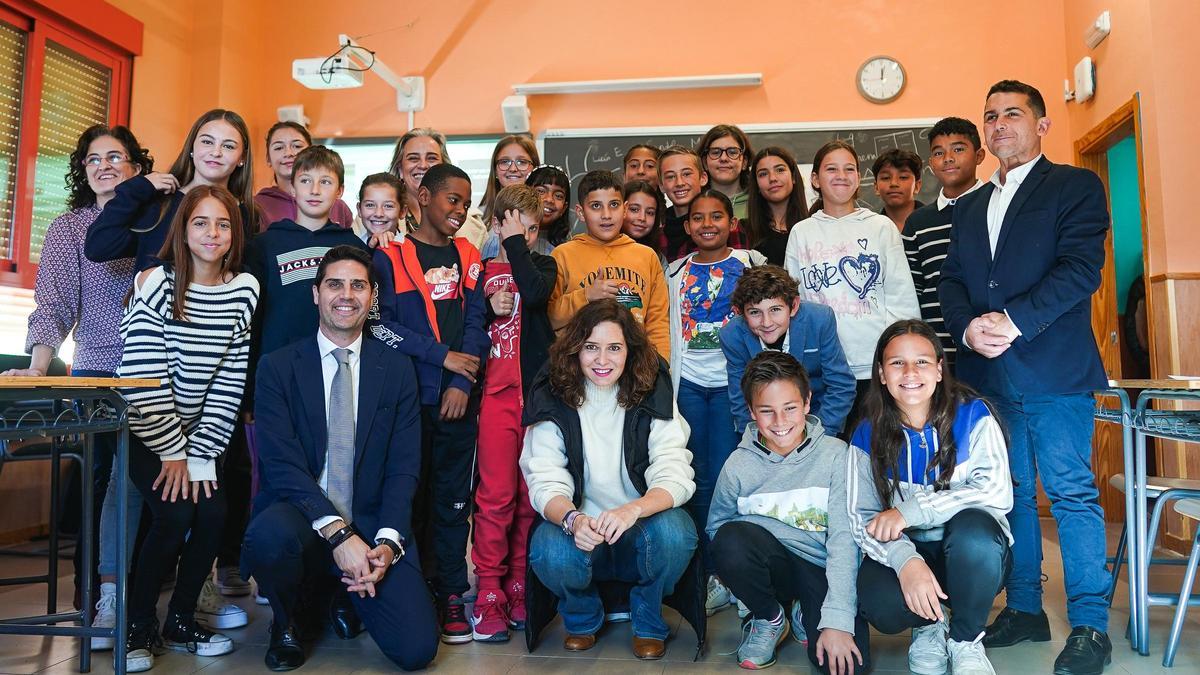 Isabel Díaz Ayuso junto al consejero de Educación, Emilio Viciana, con los alumnos del CEIP Vicente Aleixandre.