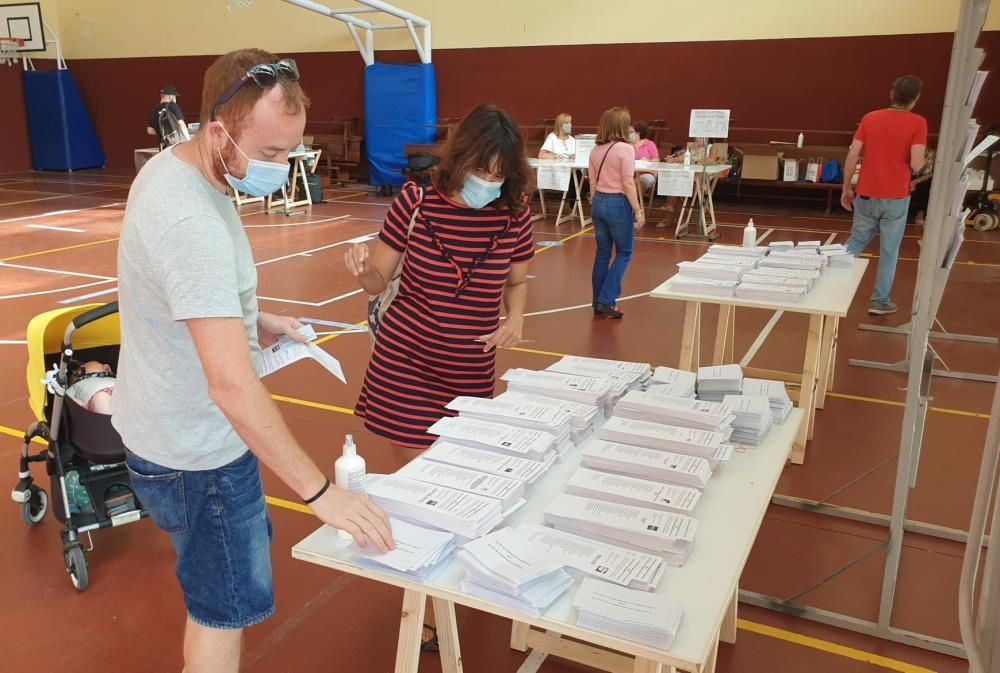 Las imágenes de una jornada tan histórica como atípica en la comunudad gallega. Unos comicios marcados por la pandemia del coronavirus, el calor y el dilema de elegir a quién votar.