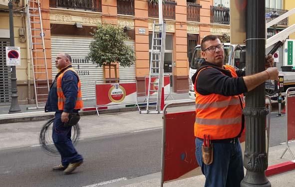 Polémica instalación de las luces de Fallas en la calle Sueca