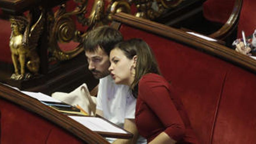 Sergi Campillo con Sandra Gómez, durante el pleno de ayer.