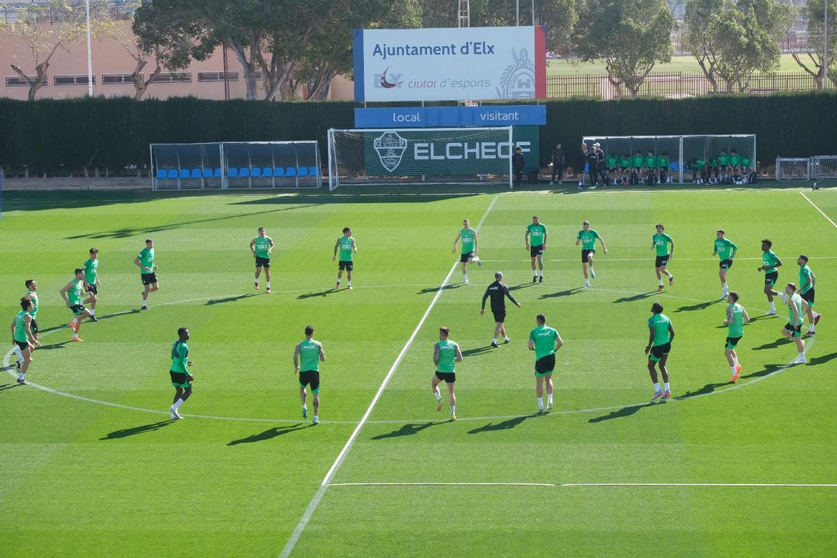 Calentamiento en el entreno de hoy del Elche CF