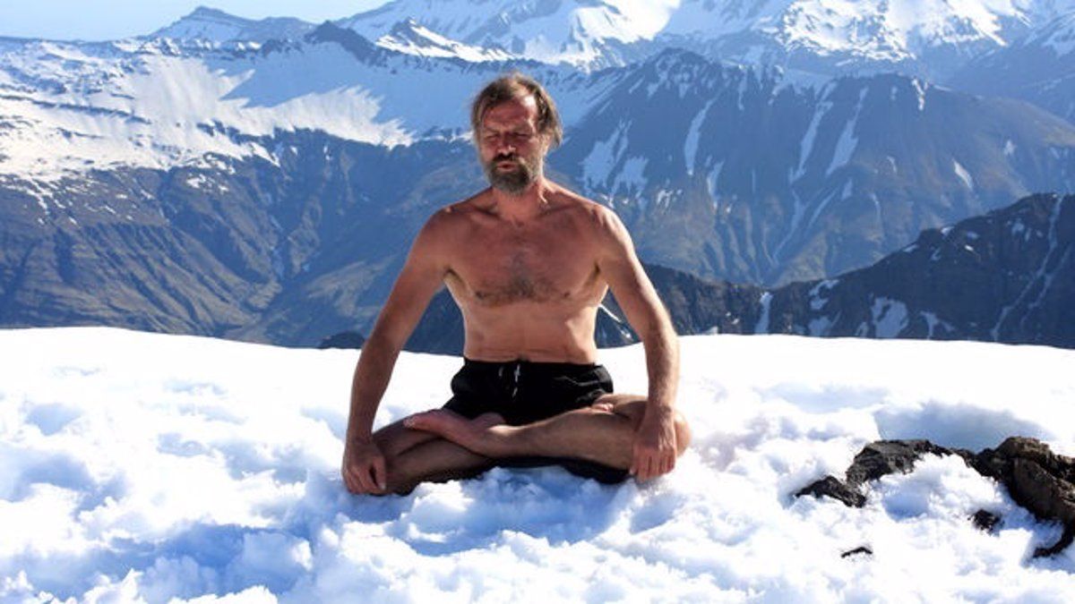 Wim Hof durante una de sus meditaciones en el hielo