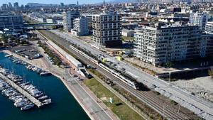 Tramo de la vía del tren que se levantará mediante un viaducto de 180 metros para finalizar el Canal del Gorg de Badalona