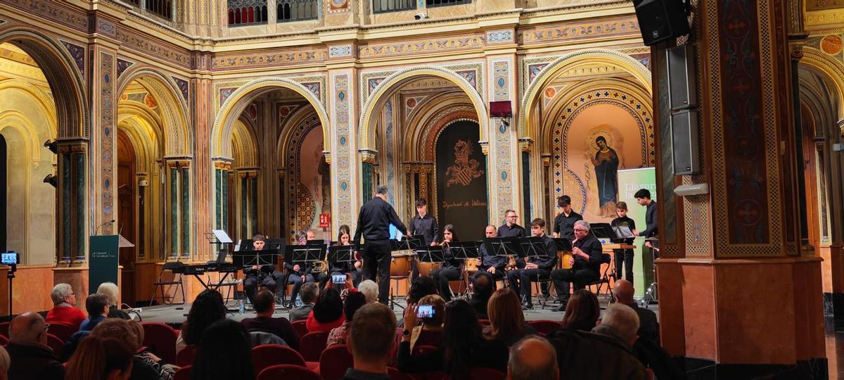 El conjunto de dolçaines y percusión en la Beneficiència.