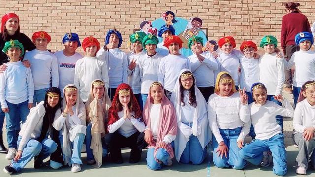 Los escolares que representaron la obra, junto a una de las docentes del centro de Cieza